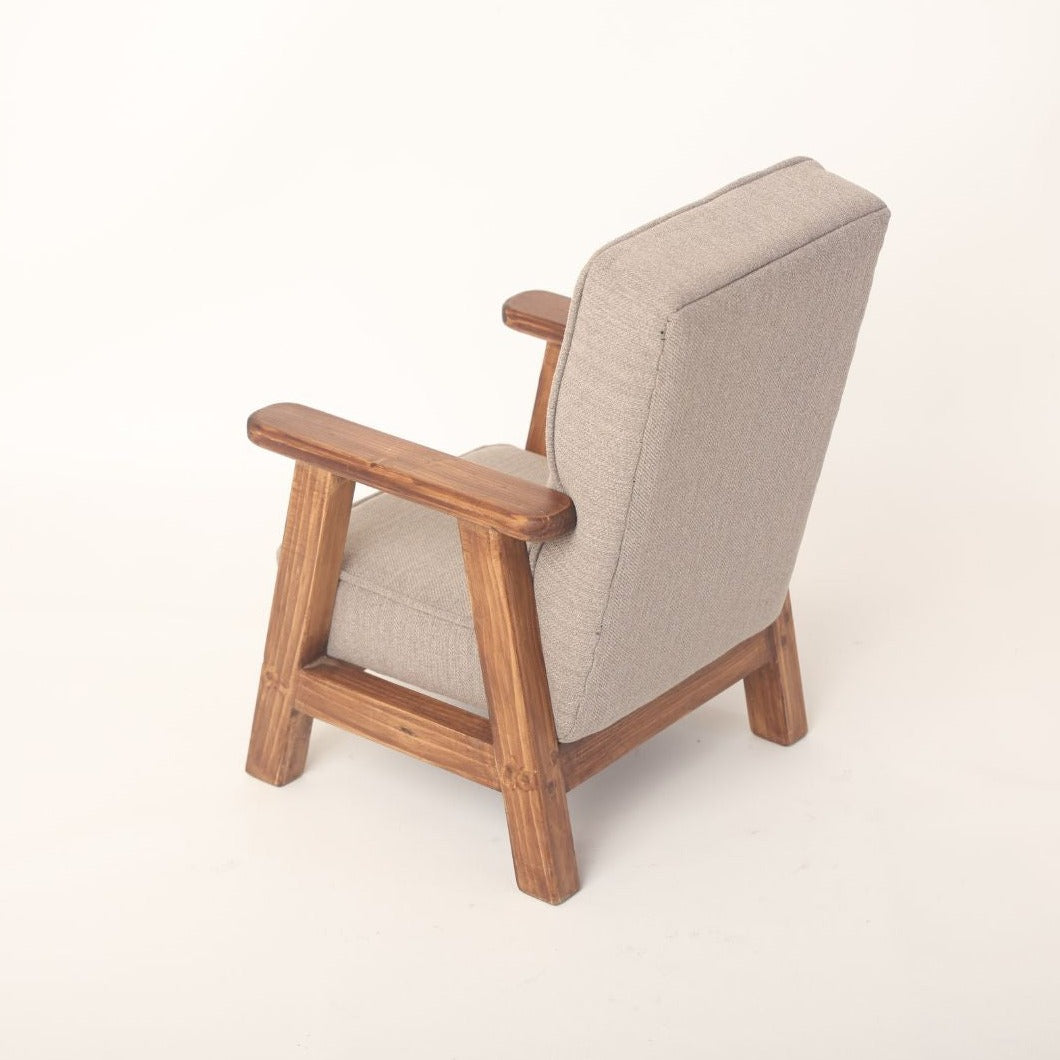 Adorable baby sofa prop, perfect for your little one's photoshoot! Its plush cushions and charming design create a cozy and inviting space for capturing precious moments.