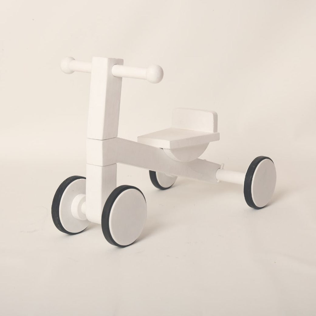 This is a tricycle baby prop for baby photoshoot.