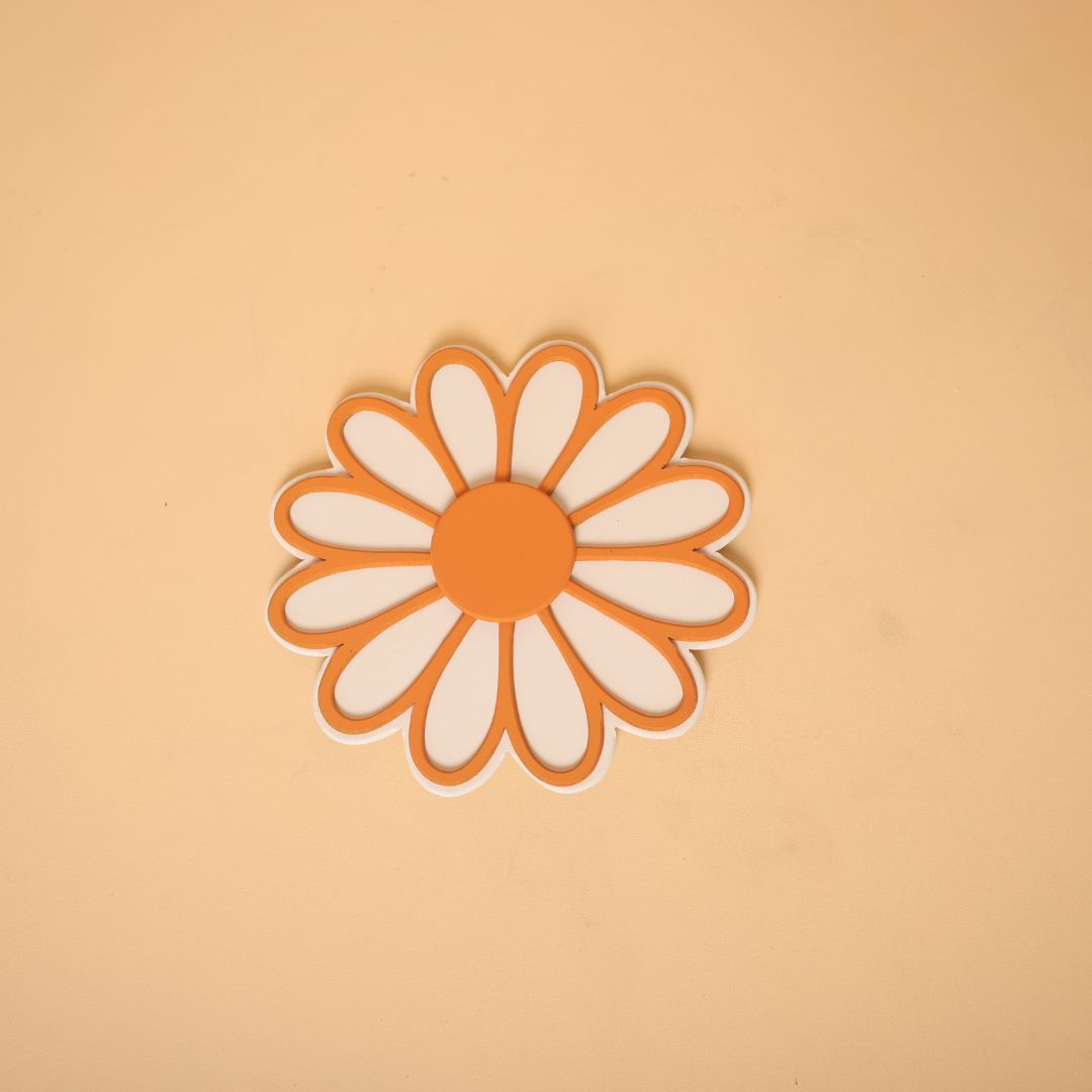 Daisy flower prop for baby photoshoot decor – perfect for floral-themed baby photography setups.