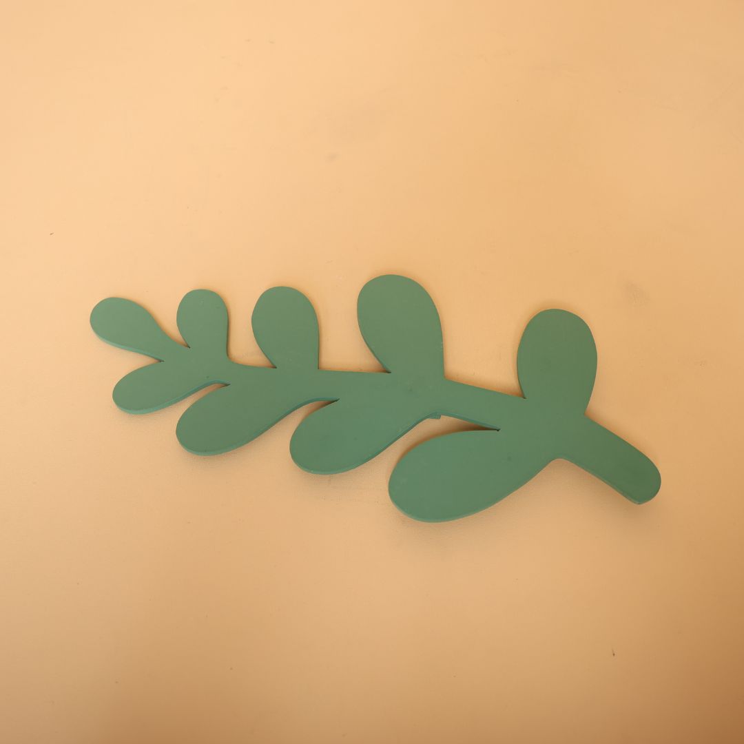 Green leaf decor prop for baby photoshoots – ideal for nature-inspired baby photography backgrounds.