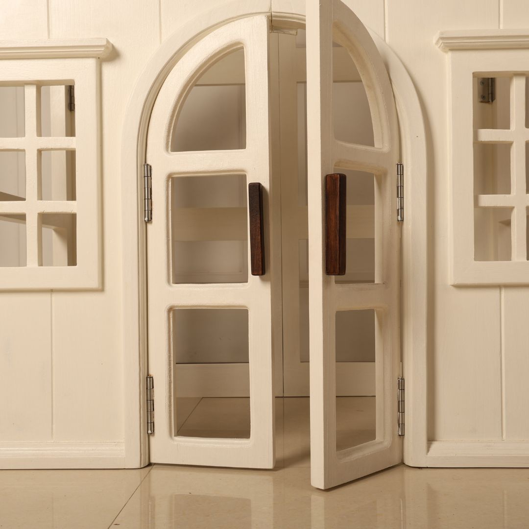 Charming house prop for baby photoshoots, featuring a cozy design ideal for newborn and toddler photography setups.