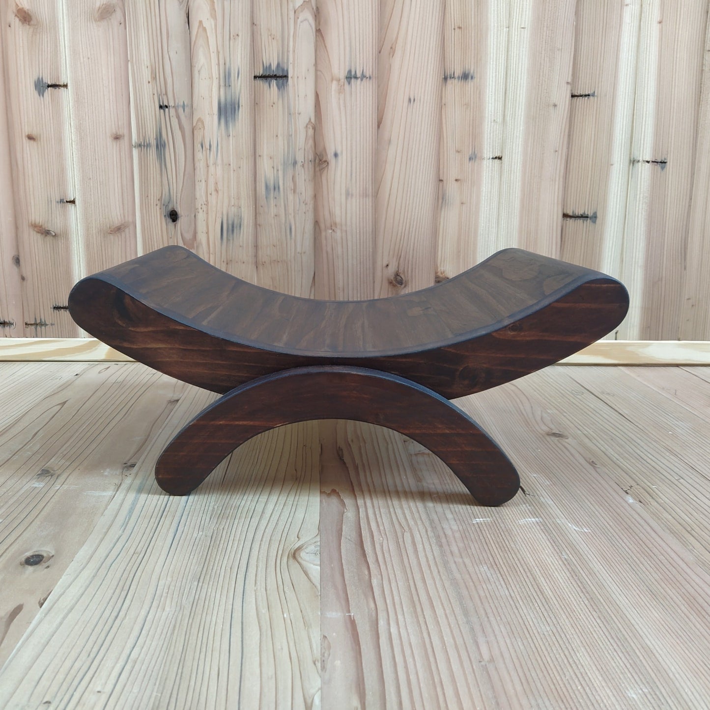 Charming Baby Bench Prop – Ideal for Newborn and Milestone Photoshoots