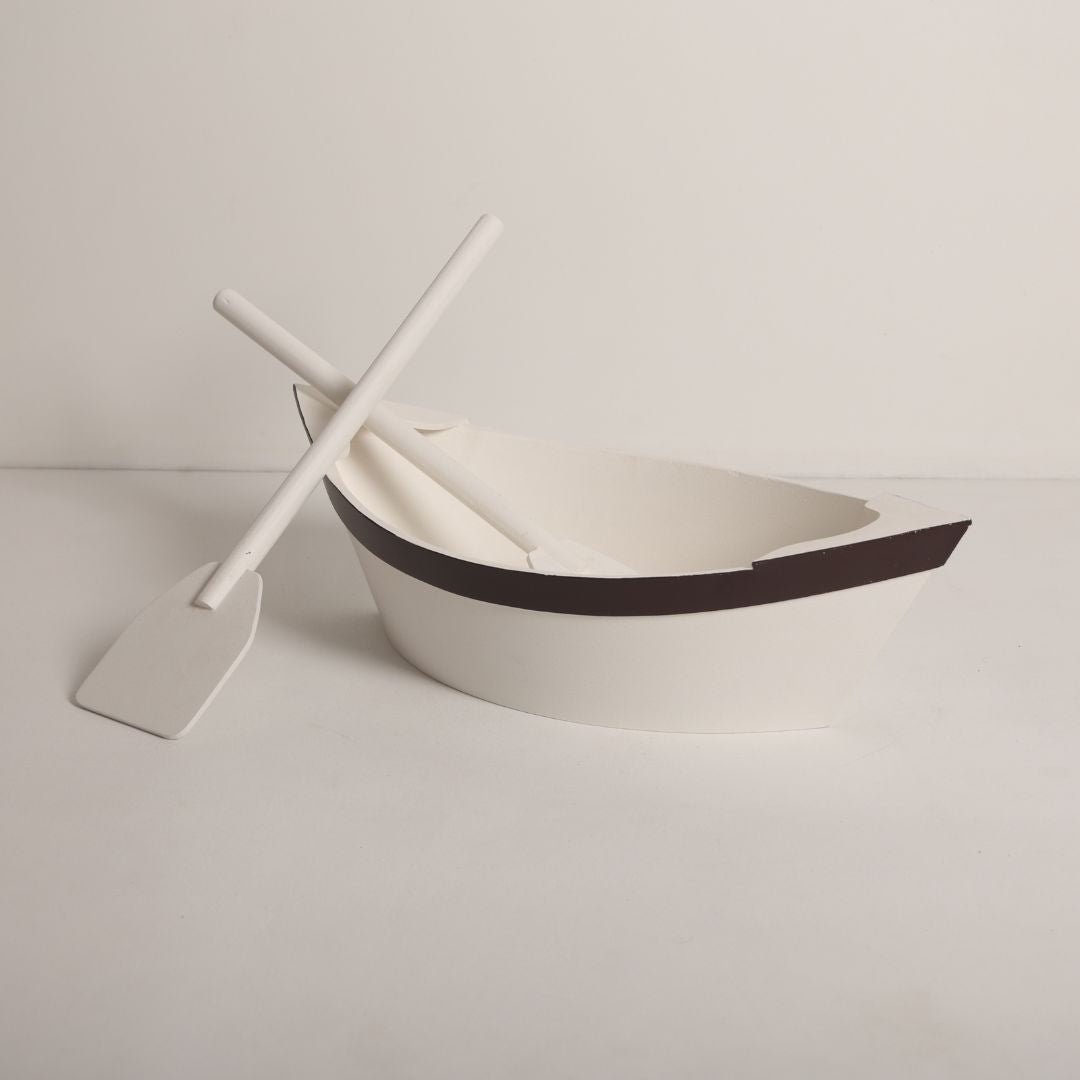 Adorable boat baby prop with a charming anchor accessory, perfect for nautical-themed baby photoshoots. A delightful setup to capture precious memories of your little sailor!