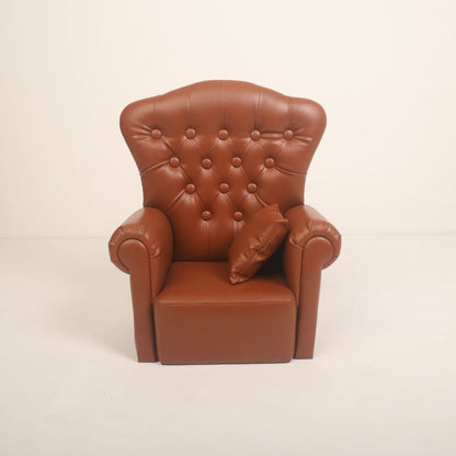 A cozy and stylish mini sofa designed as a baby photoshoot prop. Perfectly sized for infants, featuring soft cushioning and a charming design, making it ideal for capturing adorable moments.