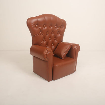 A cozy and stylish mini sofa designed as a baby photoshoot prop. Perfectly sized for infants, featuring soft cushioning and a charming design, making it ideal for capturing adorable moments.