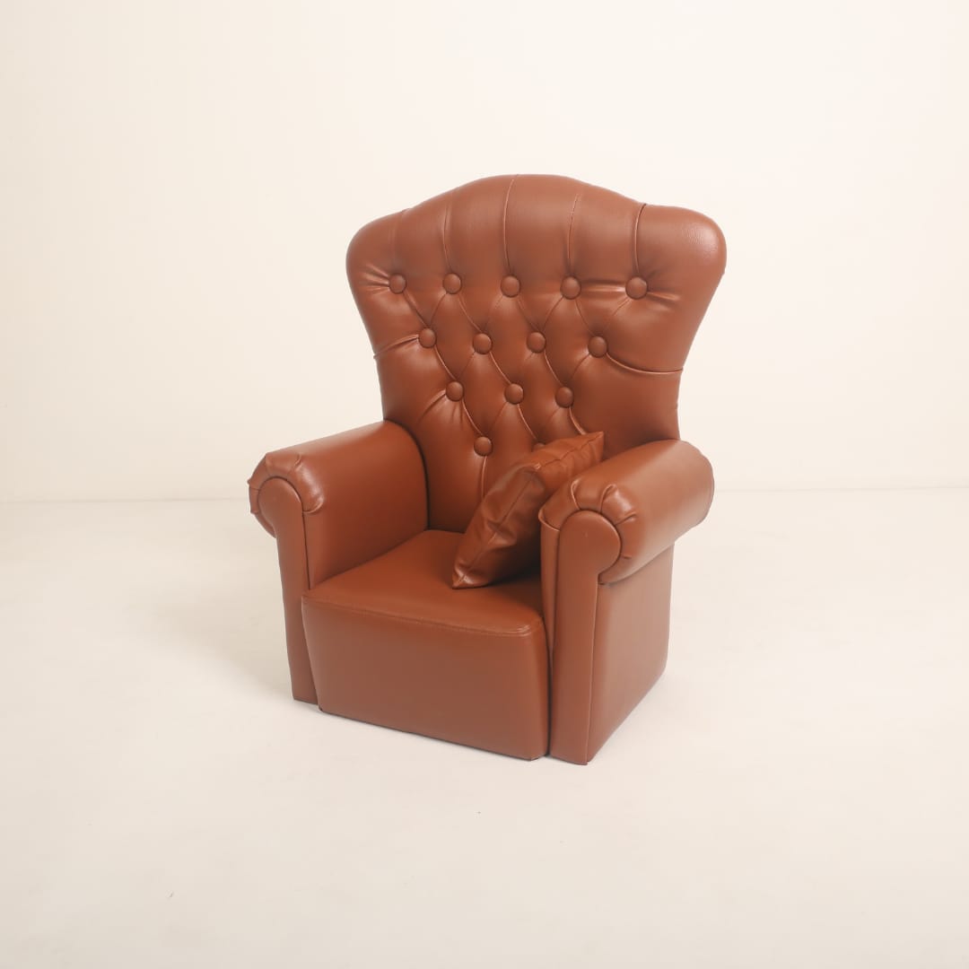 A cozy and stylish mini sofa designed as a baby photoshoot prop. Perfectly sized for infants, featuring soft cushioning and a charming design, making it ideal for capturing adorable moments.