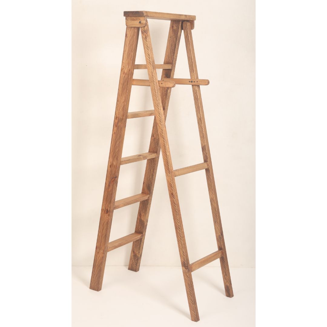Wooden ladder prop for maternity and fashion photoshoots – perfect for posing, styling, and adding a rustic touch to studio setups