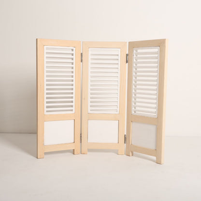 Elegant Louvers Folding Screen Baby Prop with vintage design, perfect as a backdrop for baby photoshoots.
