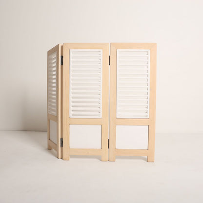 Elegant Louvers Folding Screen Baby Prop with vintage design, perfect as a backdrop for baby photoshoots.