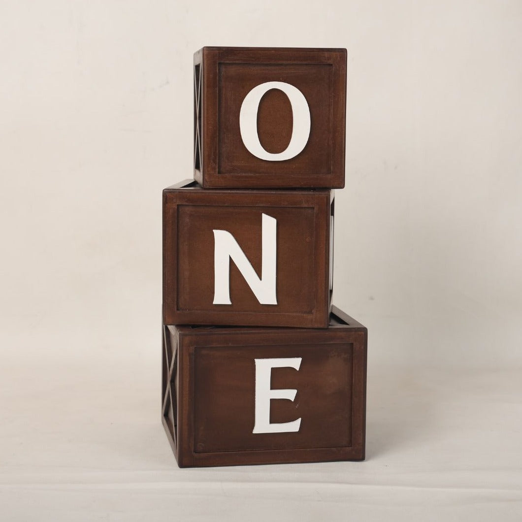 Box baby prop offers endless possibilities for creativity in baby photoshoots, allowing you to capture charming and imaginative moments of baby.