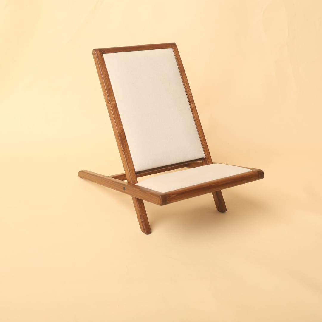 Newborn Posing Chair – A premium baby photoshoot prop from a trusted baby prop store, perfect for capturing cozy and elegant newborn portraits. Lightweight, durable, and easy to style.