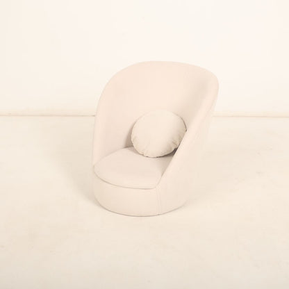 A neutral-toned posing sofa designed for newborns and sitters, featuring soft, cushioned upholstery. The sofa has a low, rounded backrest and armrests, providing comfort and support for babies during photoshoots. Set against a simple background, perfect for showcasing its elegant design and versatile use in photography.