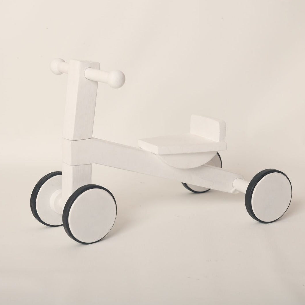 This is a tricycle baby prop for baby photoshoot.