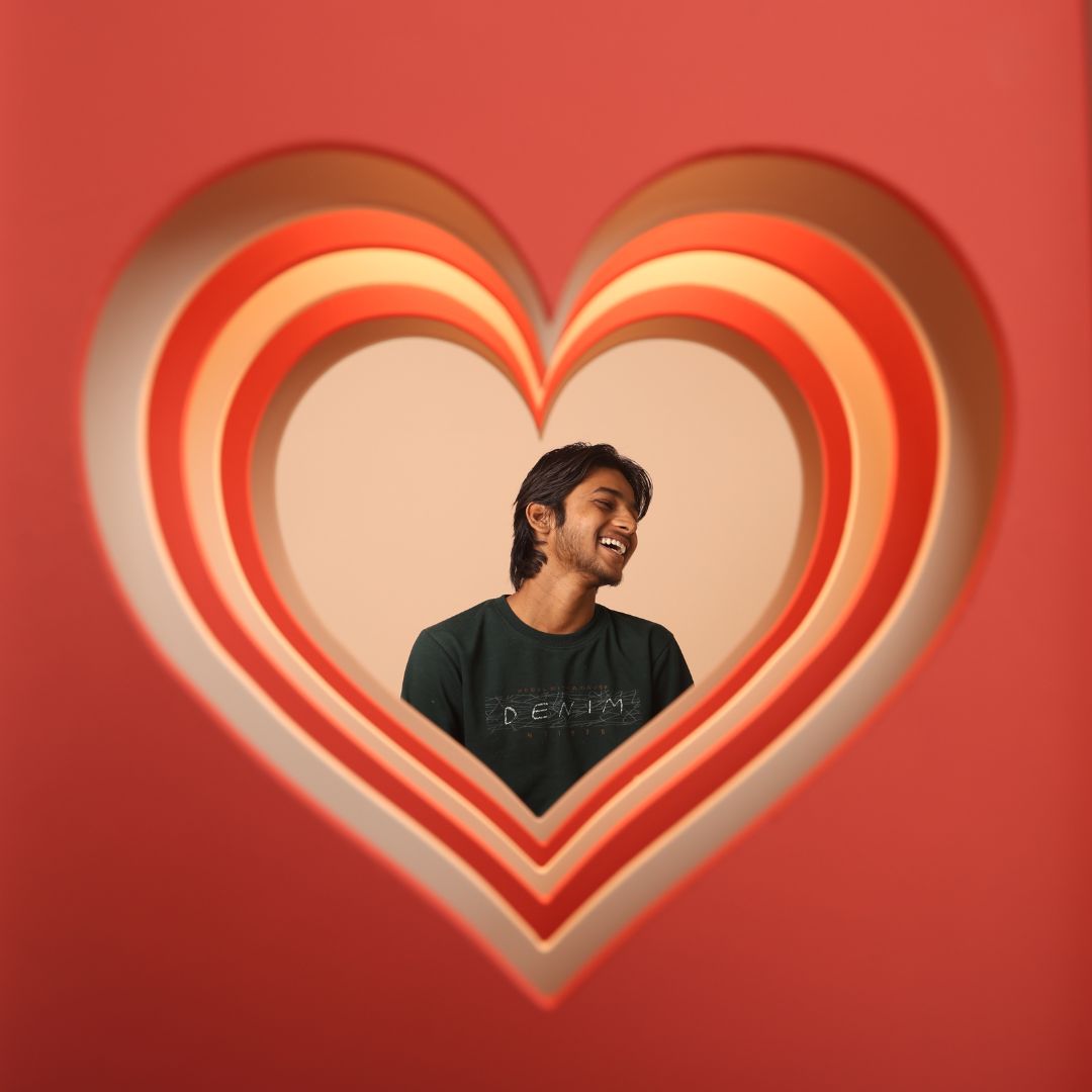 Heart shape snap thru frame prop for Valentine’s photoshoot, ideal for baby, couple, and maternity photography