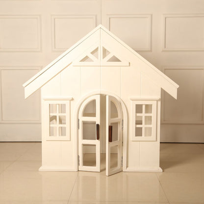 Charming house prop for baby photoshoots, featuring a cozy design ideal for newborn and toddler photography setups.