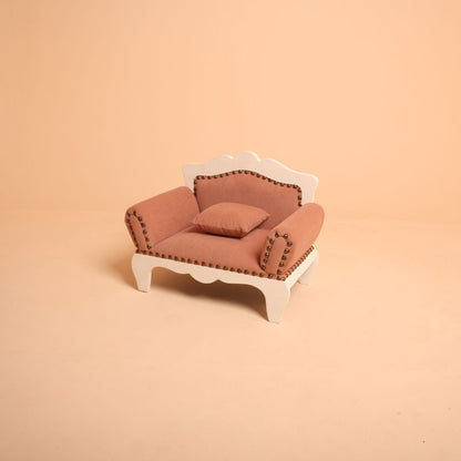 Premium royal-style pink sofa prop for baby portraits.