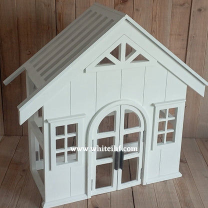 Charming house prop for baby photoshoots, featuring a cozy design ideal for newborn and toddler photography setups.